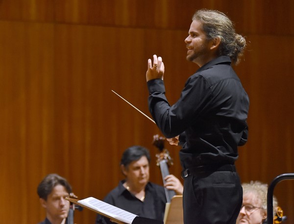 Dirigent David Brost. Tangomesse "Buenos Aires" unter der Leitung von David Brost - Großes Konzertprojekt Friedrich Schiller Chorverband im Bürgerhaus Backnang. BKZ-Foto: Tobias Sellmaier