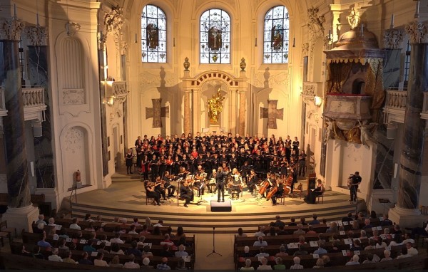 Chor und Orchester bei der Aufführung der Tangomesse in der Friedenskirche Backnang am 1. Juli 2023.