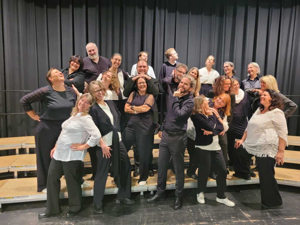 Das Vokalensemble "KlangSpuren Vokal" mit Chorleiter David Brost bei einem Auftritt in Talheim