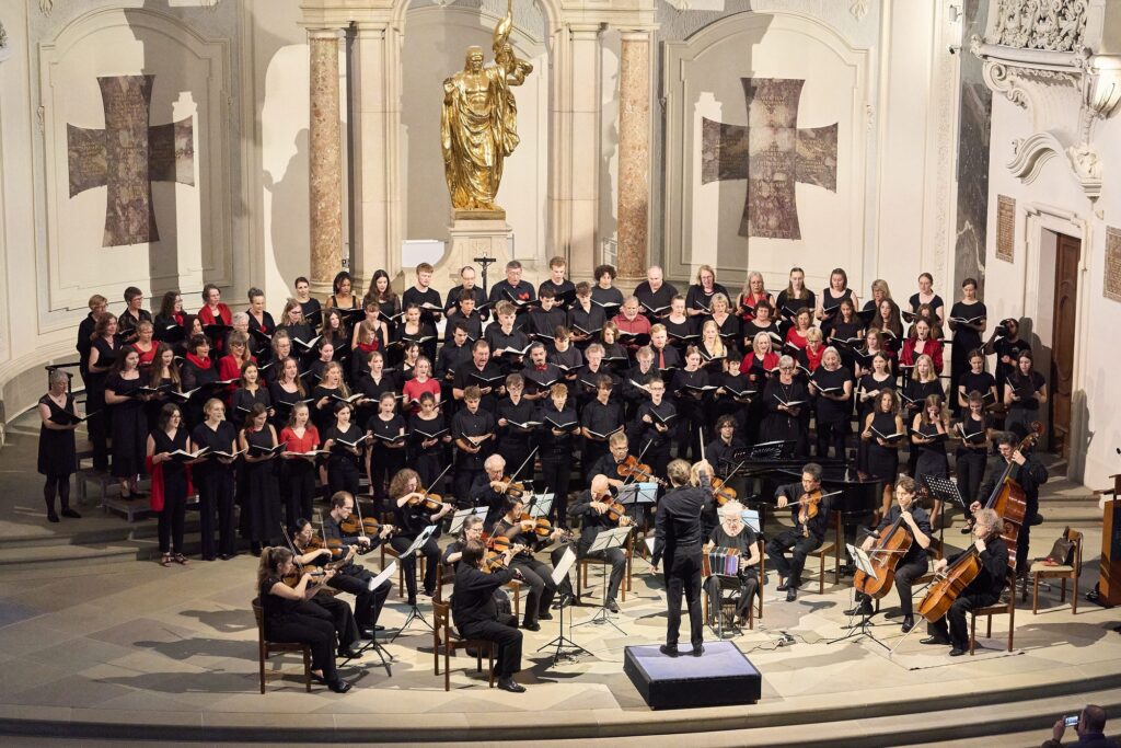 Verbandschorleiter David Brost dirigiert den Projektchor und das Orchester bei der Jubiläumskonzert-Aufführung der Misa a Buenos Aires – Misatango in der Friedenskirche Ludwigsburg.