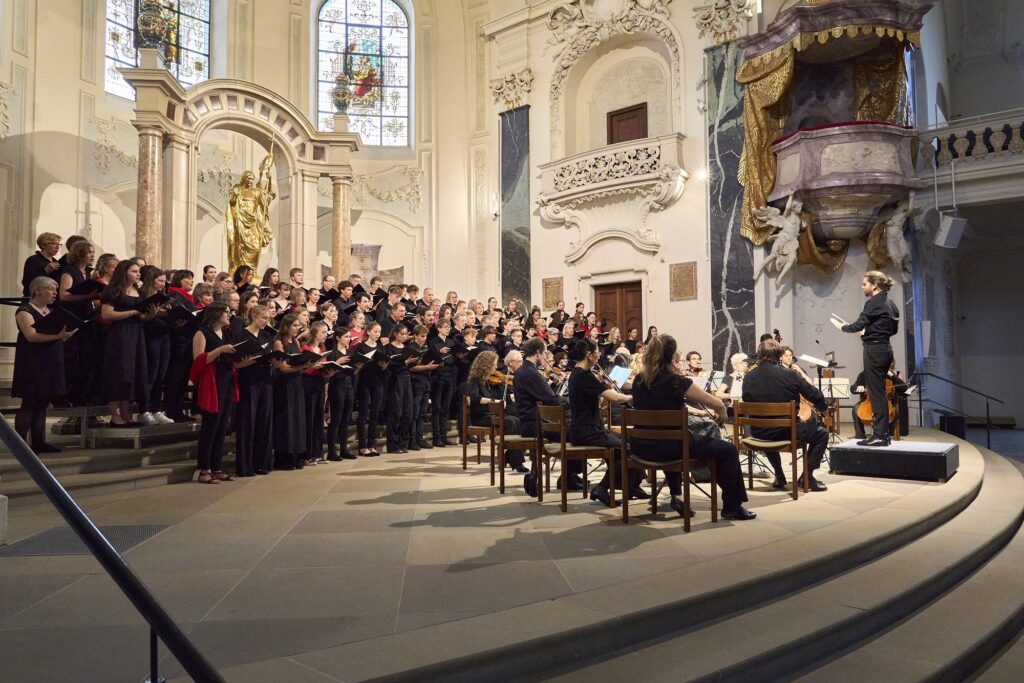 Verbandschorleiter David Brost dirigiert den Projektchor und das Orchester bei der Jubiläumskonzert-Aufführung der Misa a Buenos Aires – Misatango in der Friedenskirche Ludwigsburg.