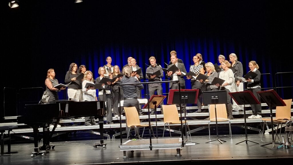 Das Vokalensemble "KlangSpuren Vokal" mit Chorleiter David Brost bei einem Auftritt in Ludwigsburg