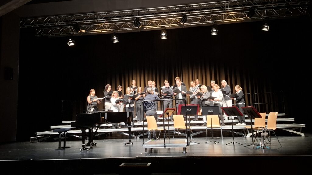 Das Vokalensemble "KlangSpuren Vokal" mit Chorleiter David Brost bei einem Auftritt in Ludwigsburg